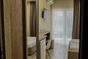Отель REEF Hotel. Делюкс двухместный с балконом 18